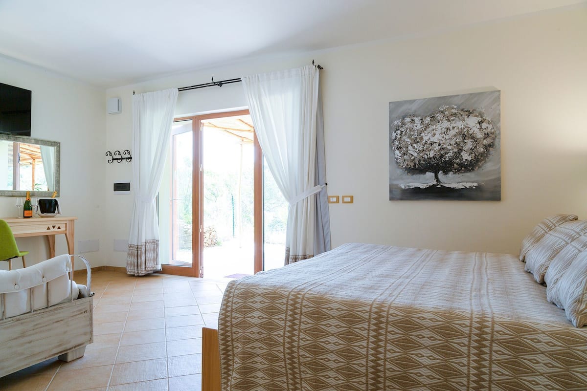 Junior suite (2 adults and 2 children) | Een minibar, een kluis op de kamer, een bureau, verduisterende gordijnen