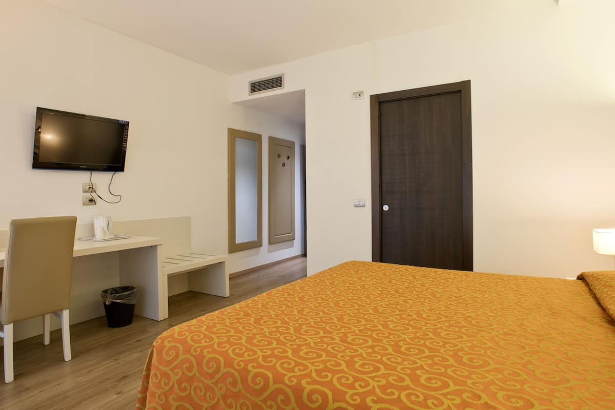 In-room safe, desk, soundproofing, free WiFi