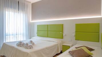 Ein Hotelzimmer mit einem Bett, einem Nachttisch und einem Beistelltisch.
