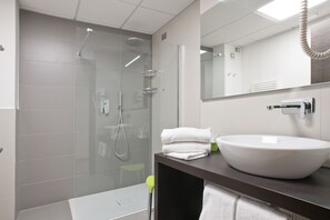 Shower, hair dryer, bidet, towels - Hotel Bareta (Caldiero)