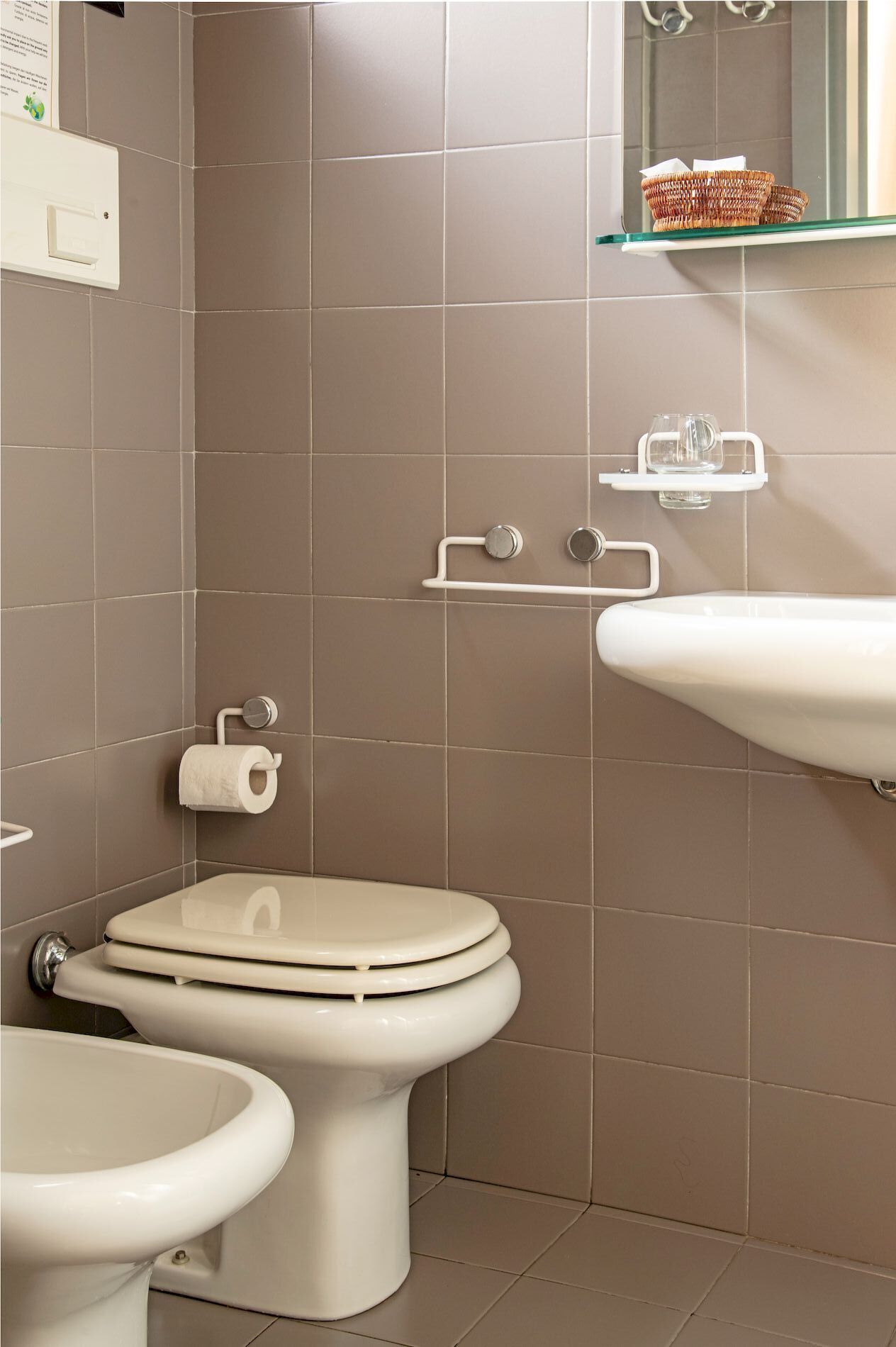 Ein Badezimmer mit Toilette, Bidet und Waschbecken.