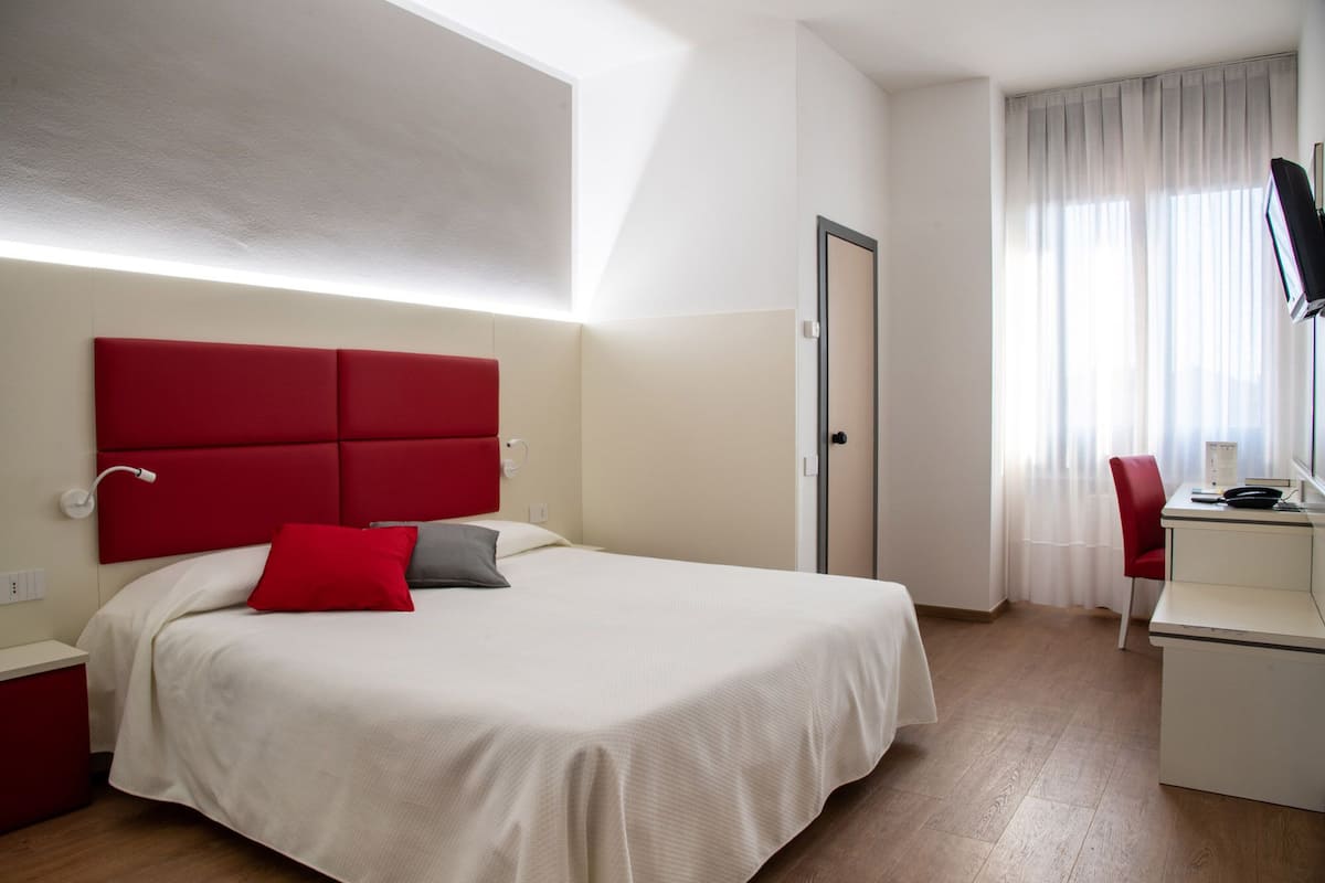 In-room safe, desk, soundproofing, free WiFi