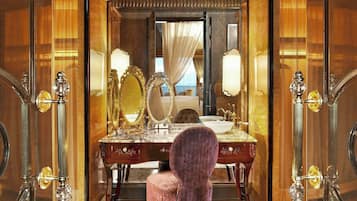 Presidential, Suite, 1 King Bed, Botanical Garden view, Top floor | 1 ๊ฐ์ ์นจ์ค, ๊ณ ๊ธ ์นจ๊ตฌ, ๋ฏธ๋๋ฐ, ๊ฐ์ค ๋ด ๊ธ๊ณ