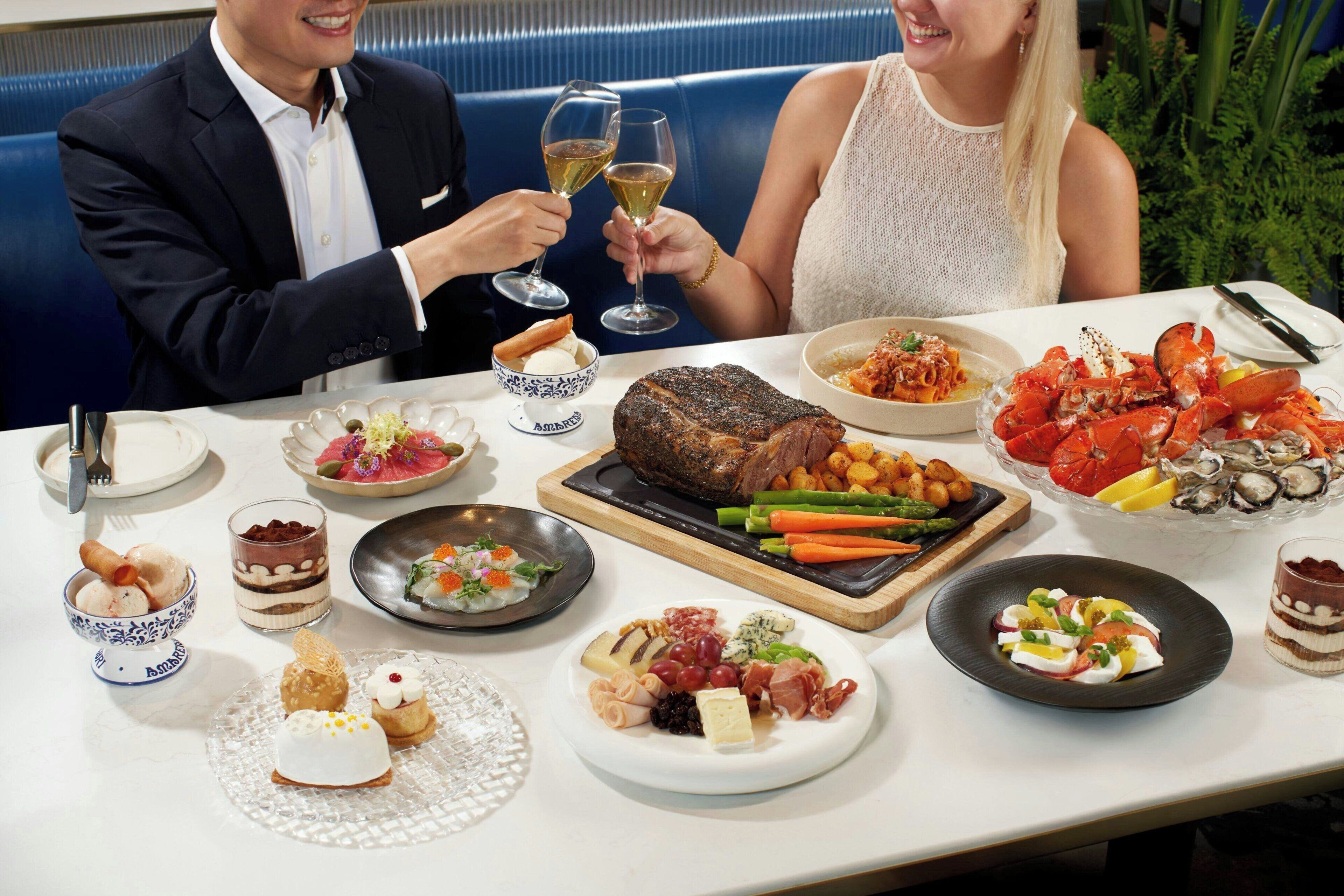Ein Esstisch mit verschiedenen Gerichten, darunter ein Steak und ein Hummer.