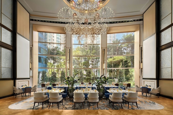 3 restaurants; breakfast, lunch, dinner, and brunch served