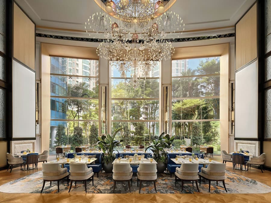 3 restaurantes; se sirve desayuno, almuerzo y cena; cocina china