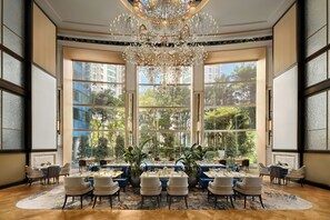 3 restaurants servant le petit déjeuner, le déjeuner et le dîner