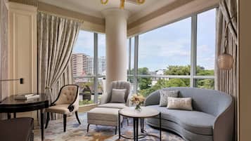 Televisión de pantalla plana, estación para iPod, películas con cargo