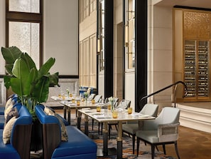 2 restaurantes; se sirven desayunos, almuerzos, cenas y cocina china