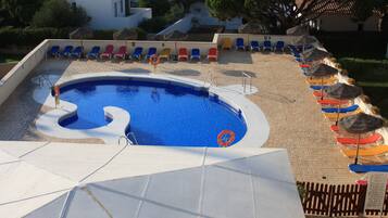 Alberca al aire libre y camastros