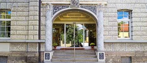 Pintu masuk properti