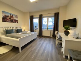 Hochwertige Bettwaren, Daunenbettdecken, Pillowtop-Betten, Schreibtisch