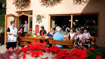Der serveres morgenmad, frokost, aftensmad og lokale retter