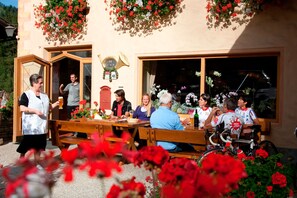 Petit déjeuner et déjeuner servis sur place, spécialités Cuisine locale