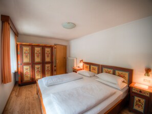 雙人房 | 羽絨被、獨特設計、書桌、嬰兒床 (收費)