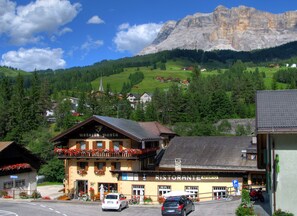 Une ville de montagne qui compte un restaurant et un hôtel.