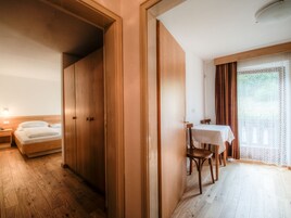 Cubrecamas, decoración personalizada, escritorio y cunas 