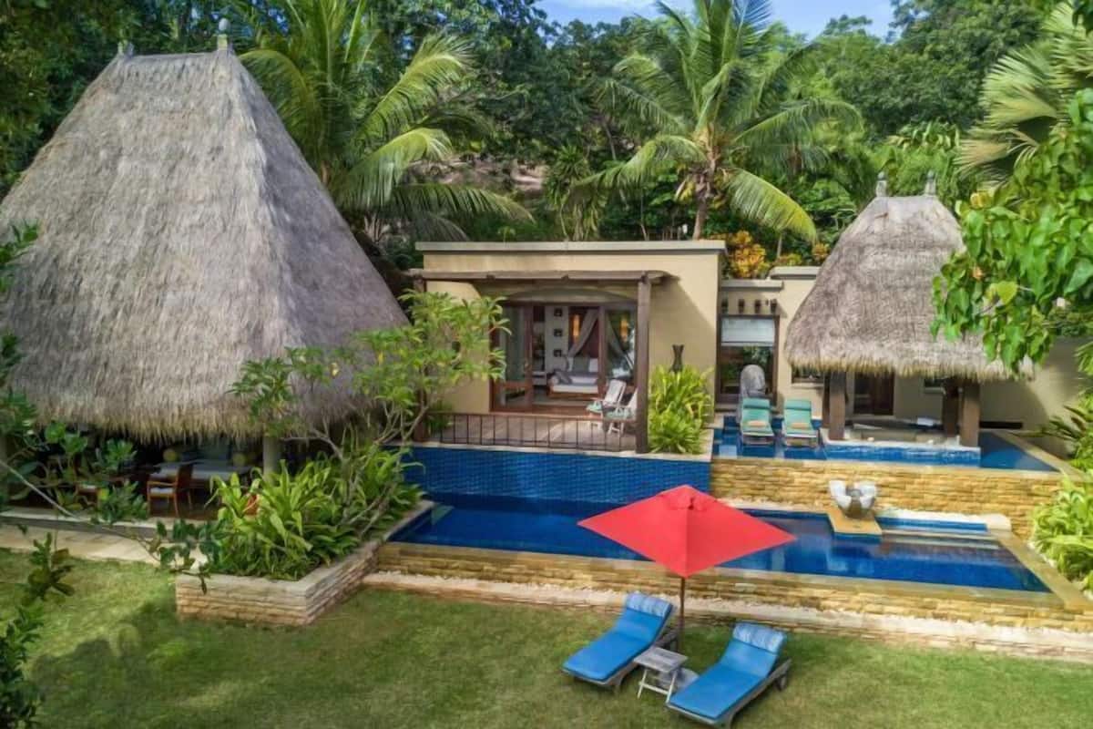 Piscina | Piscina externa, guarda-sóis, espreguiçadeiras