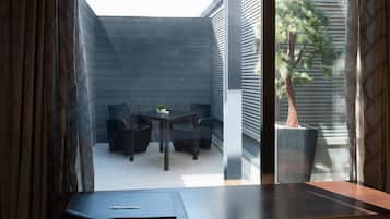 Minibar, caja de seguridad en la habitación y escritorio