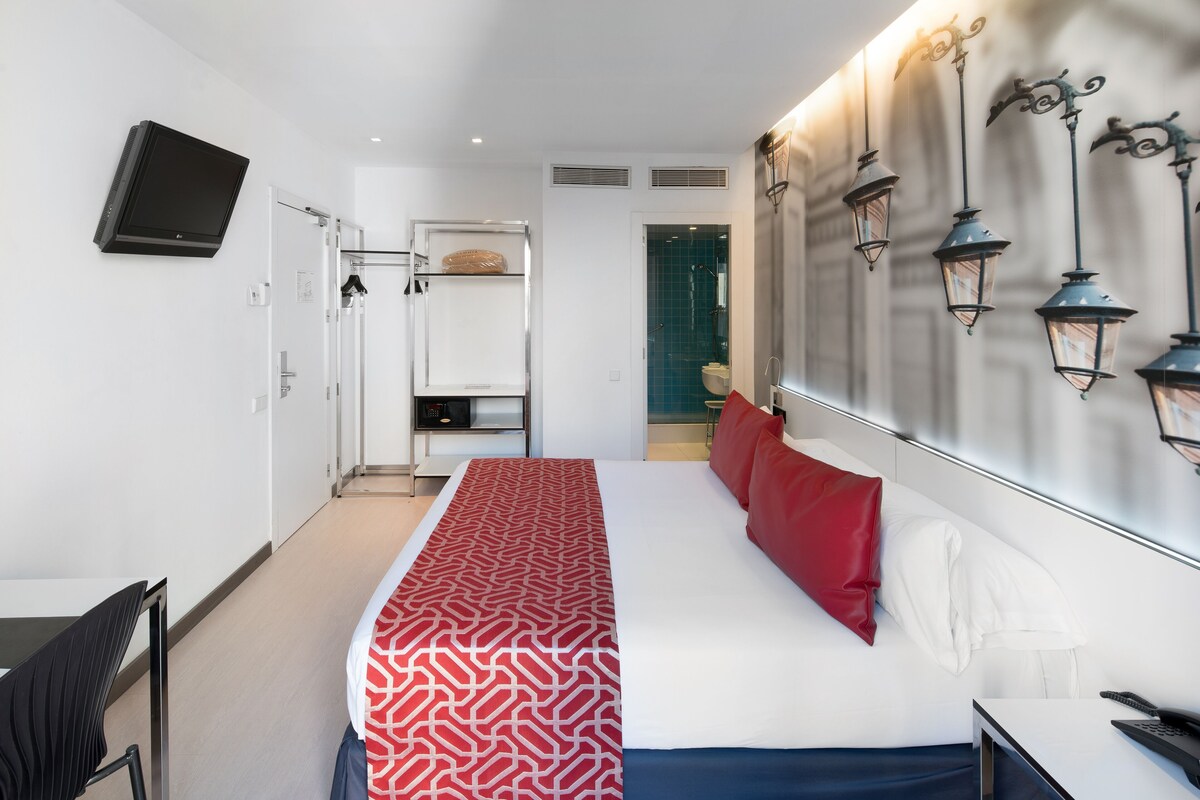 Minibar, coffres-forts dans les chambres, bureau, rideaux occultants
