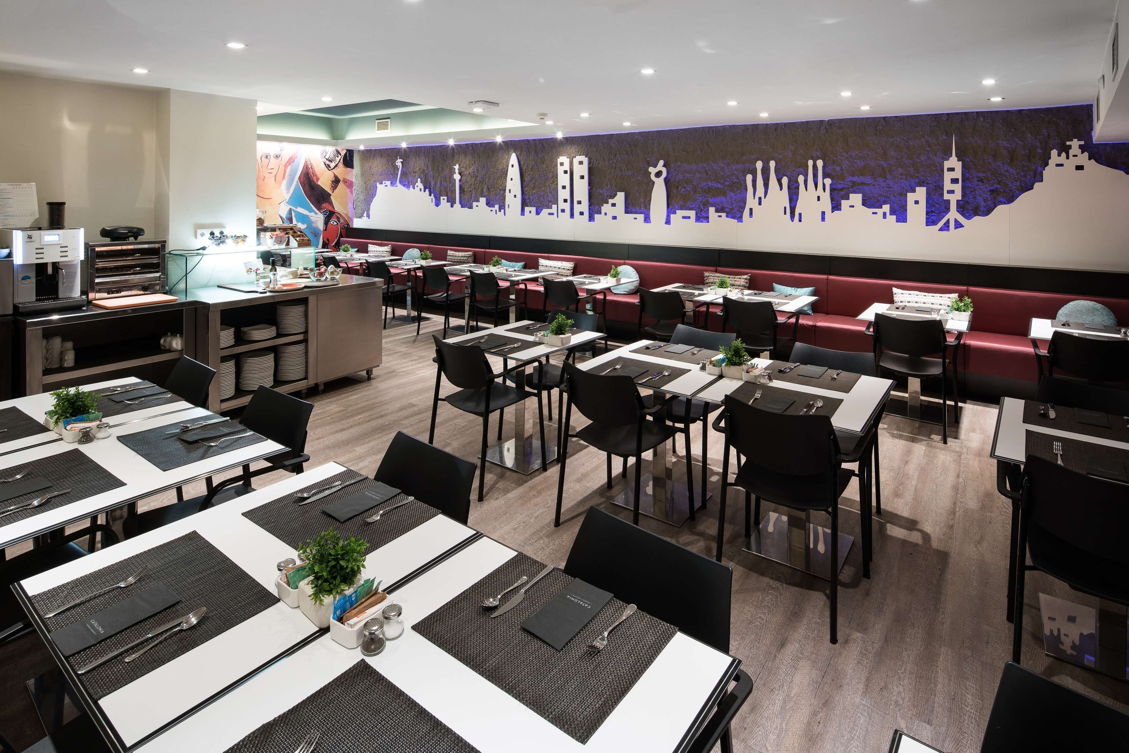 Un restaurant doté de nombreuses tables et de banquettes, d’un comptoir avec un menu, et d’une fresque représentant un paysage urbain sur le mur.