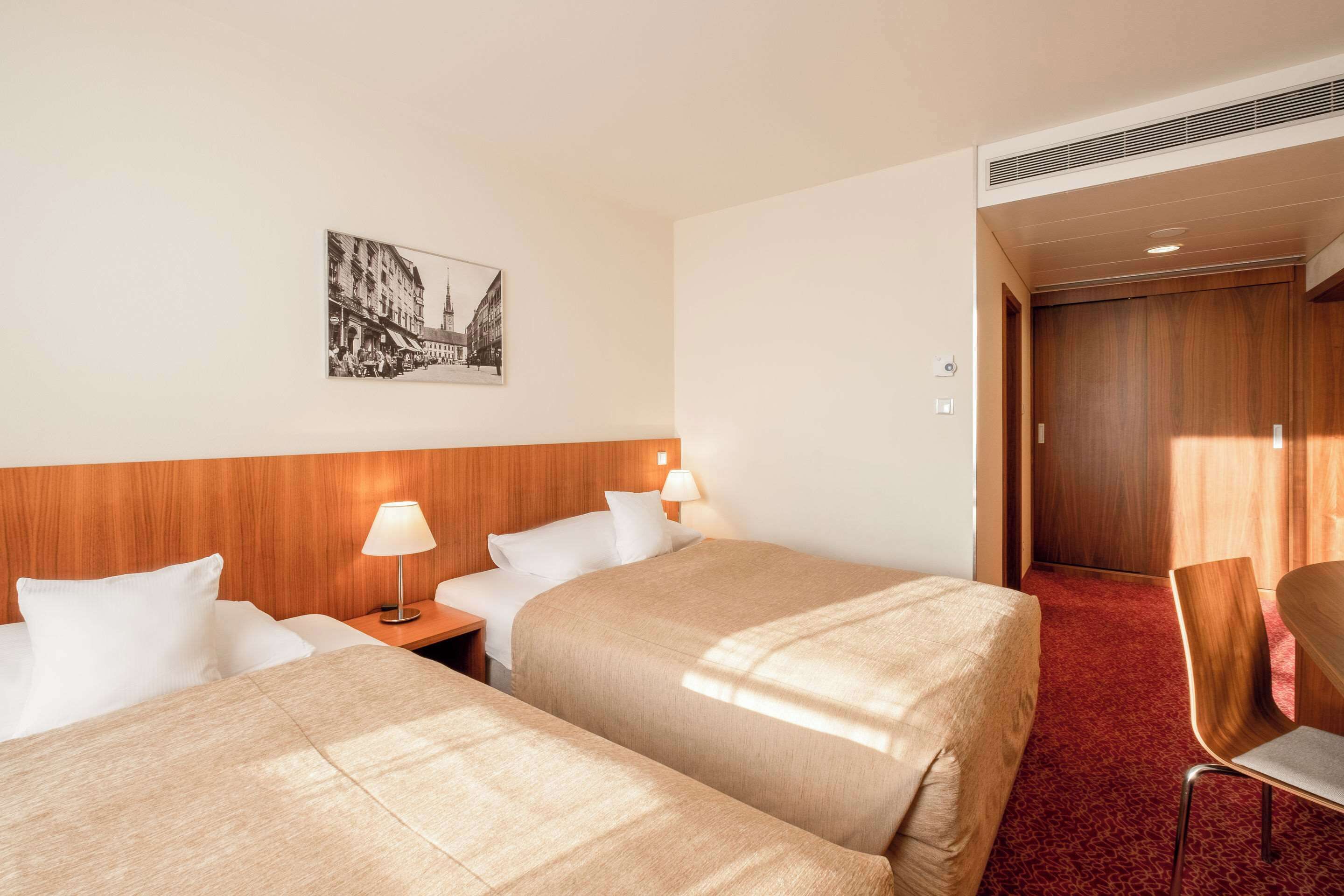 جناح ديلوكس - لغير المدخنين | أسرّة سليكت كومفورت وخزنة داخل الغرفة ومكتب ومساحة عمل للكمبيوتر المحمول