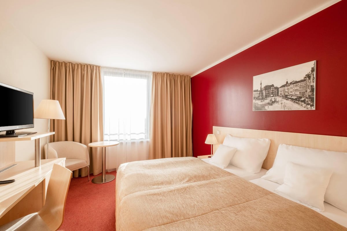 Superior Room | Select Comfort beds, in-room safe, desk, laptop workspace