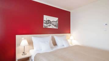 Tempat tidur Select Comfort, brankas, dan meja kerja