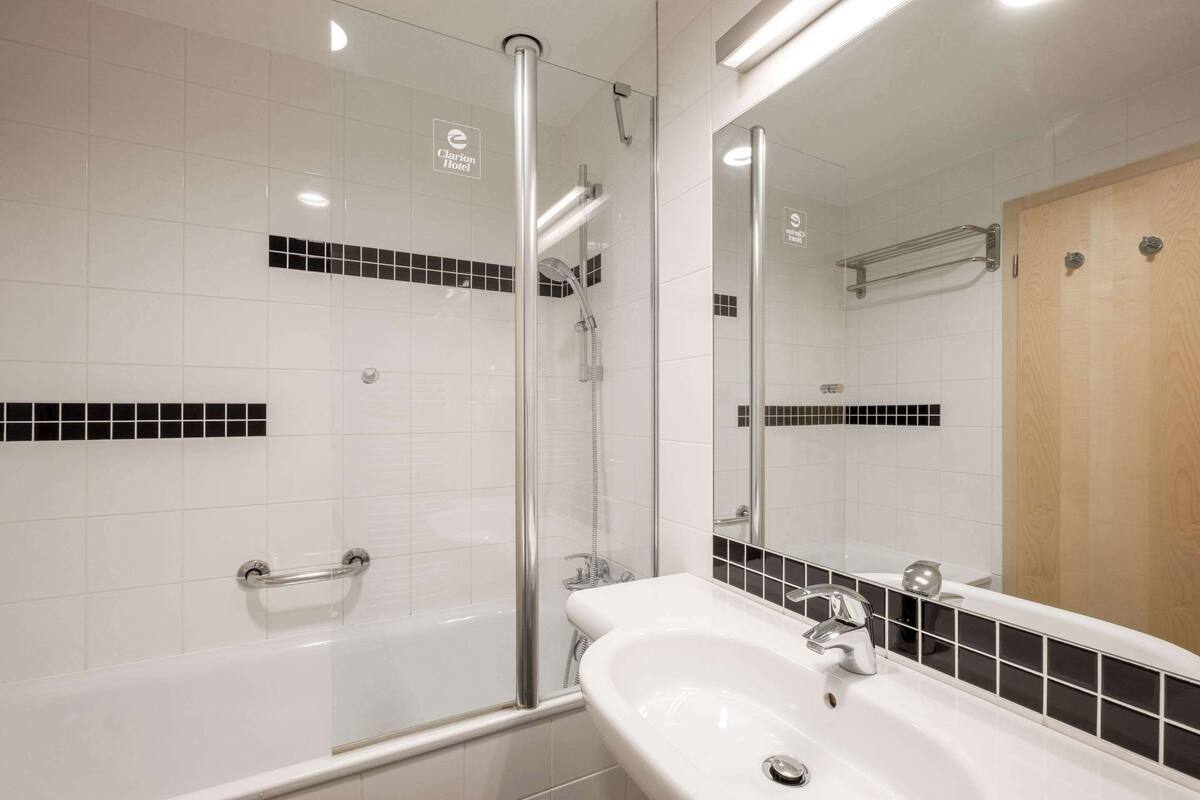 select comfort beds, in-room safe, desk, laptop workspace