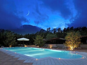 Außenpool (je nach Saison geöffnet), Sonnenschirme, Liegestühle