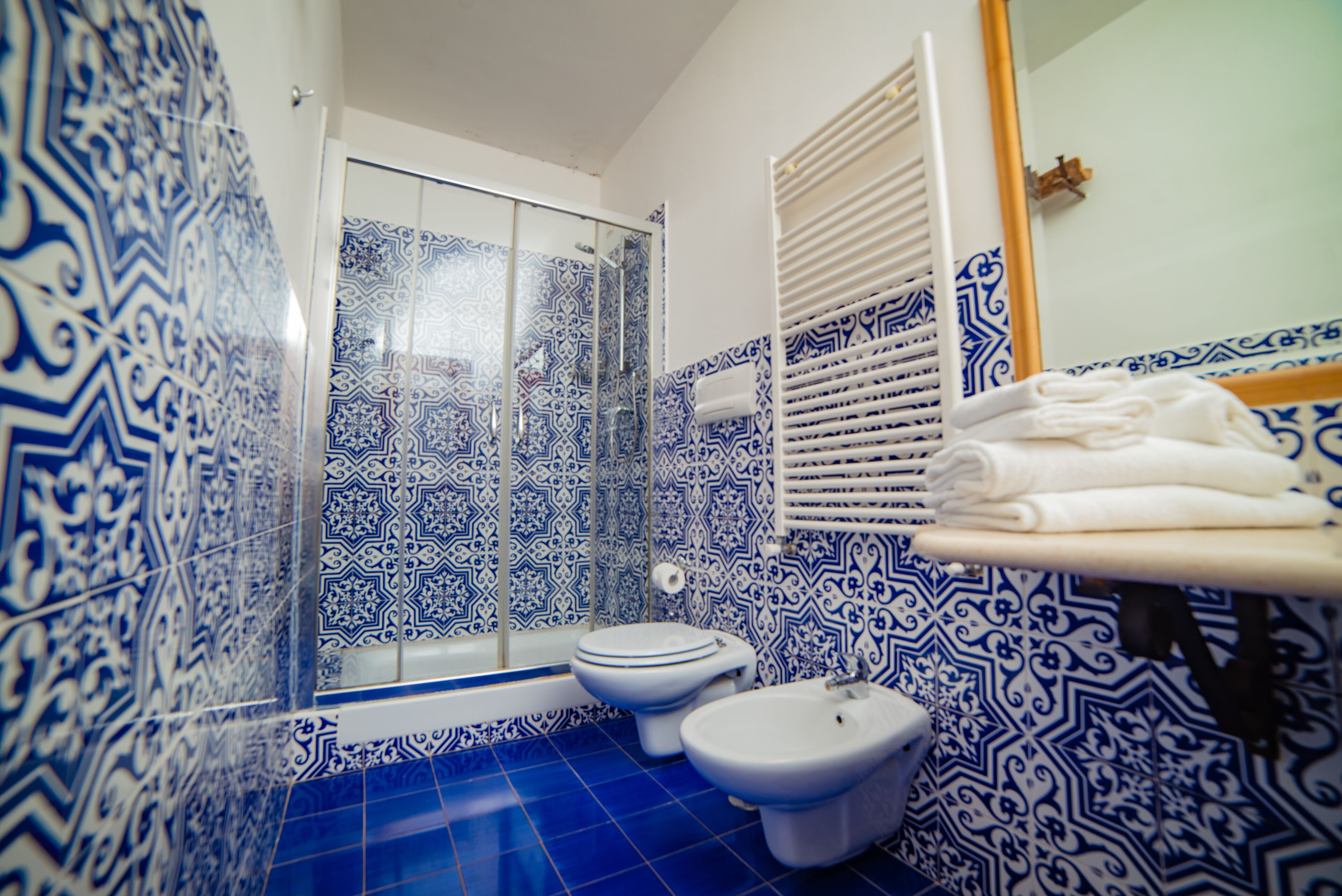 classic double room | bathroom | free toiletries, hair dryer, bidet, towels
