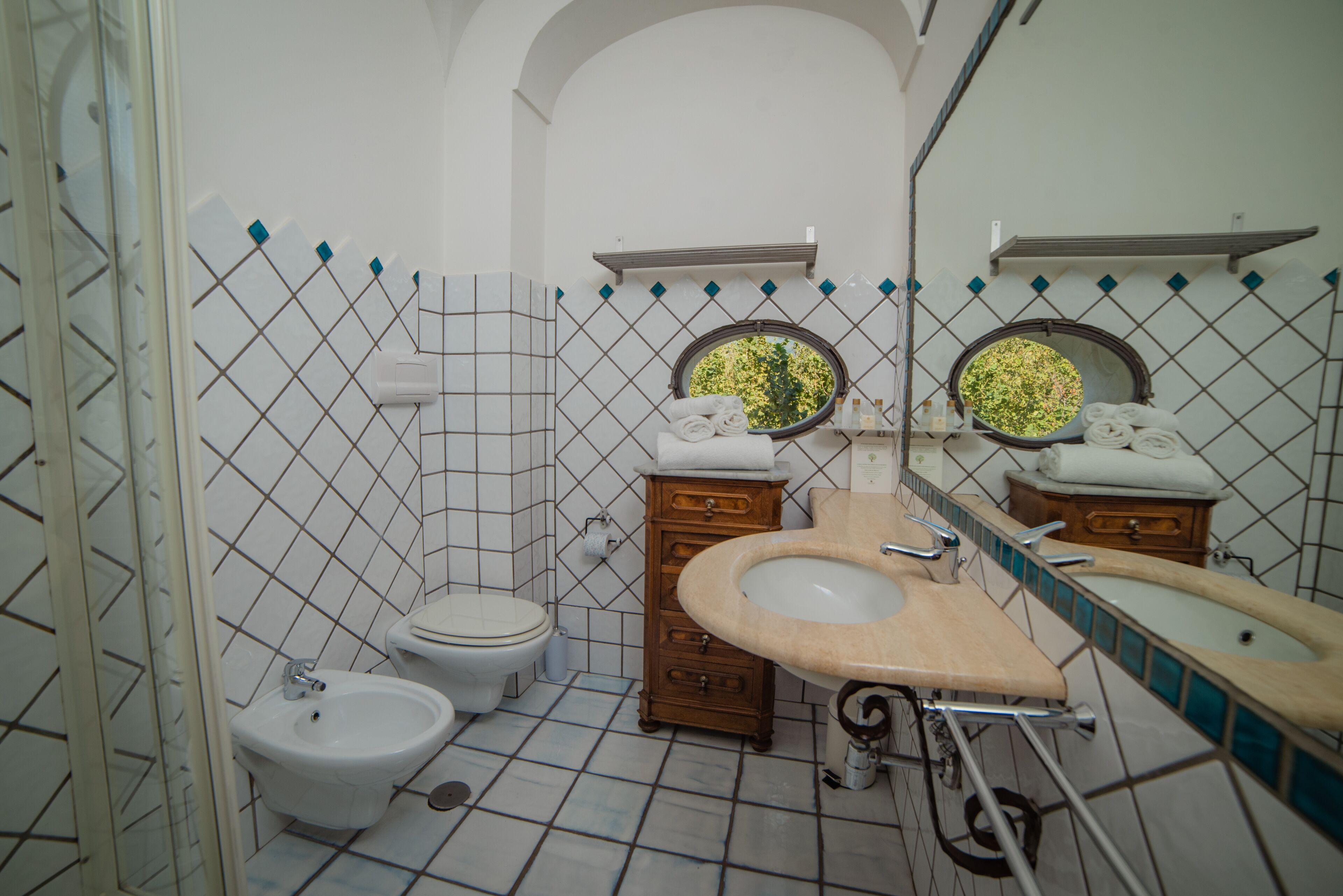 superior room | bathroom | free toiletries, hair dryer, bidet, towels