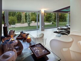 Salas de tratamiento para parejas, un sauna, una bañera de hidromasaje