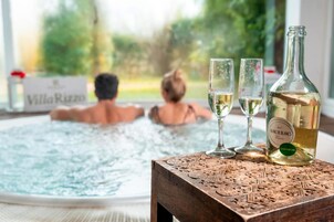 Salas de tratamiento para parejas, un sauna, una bañera de hidromasaje