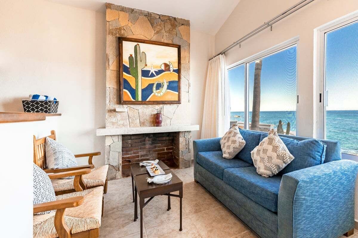 Premium Suite, Ocean View | Bar mini, peti besi dalam bilik, meja, seterika/papan seterika 