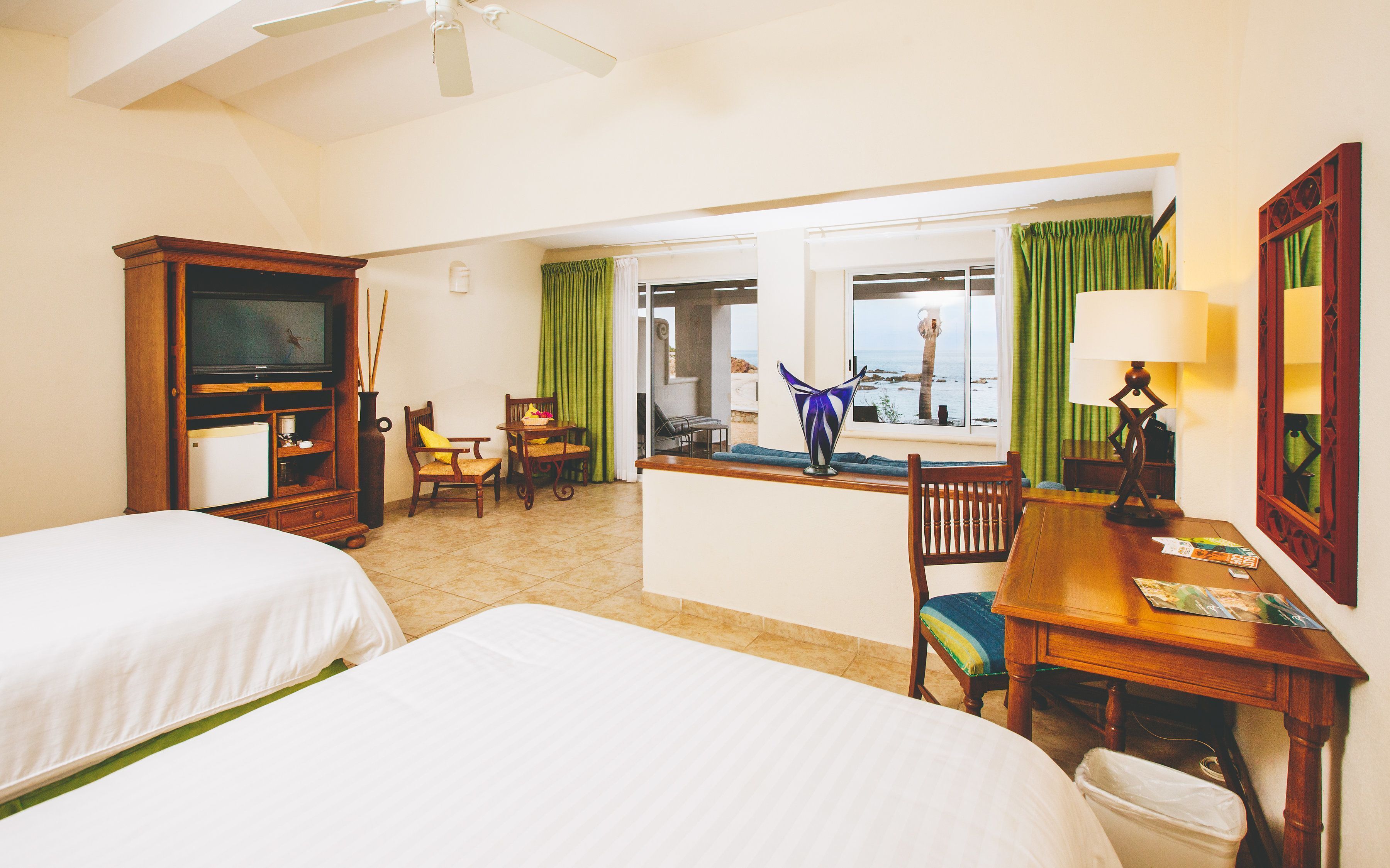 Bar mini, peti besi dalam bilik, meja, seterika/papan seterika 