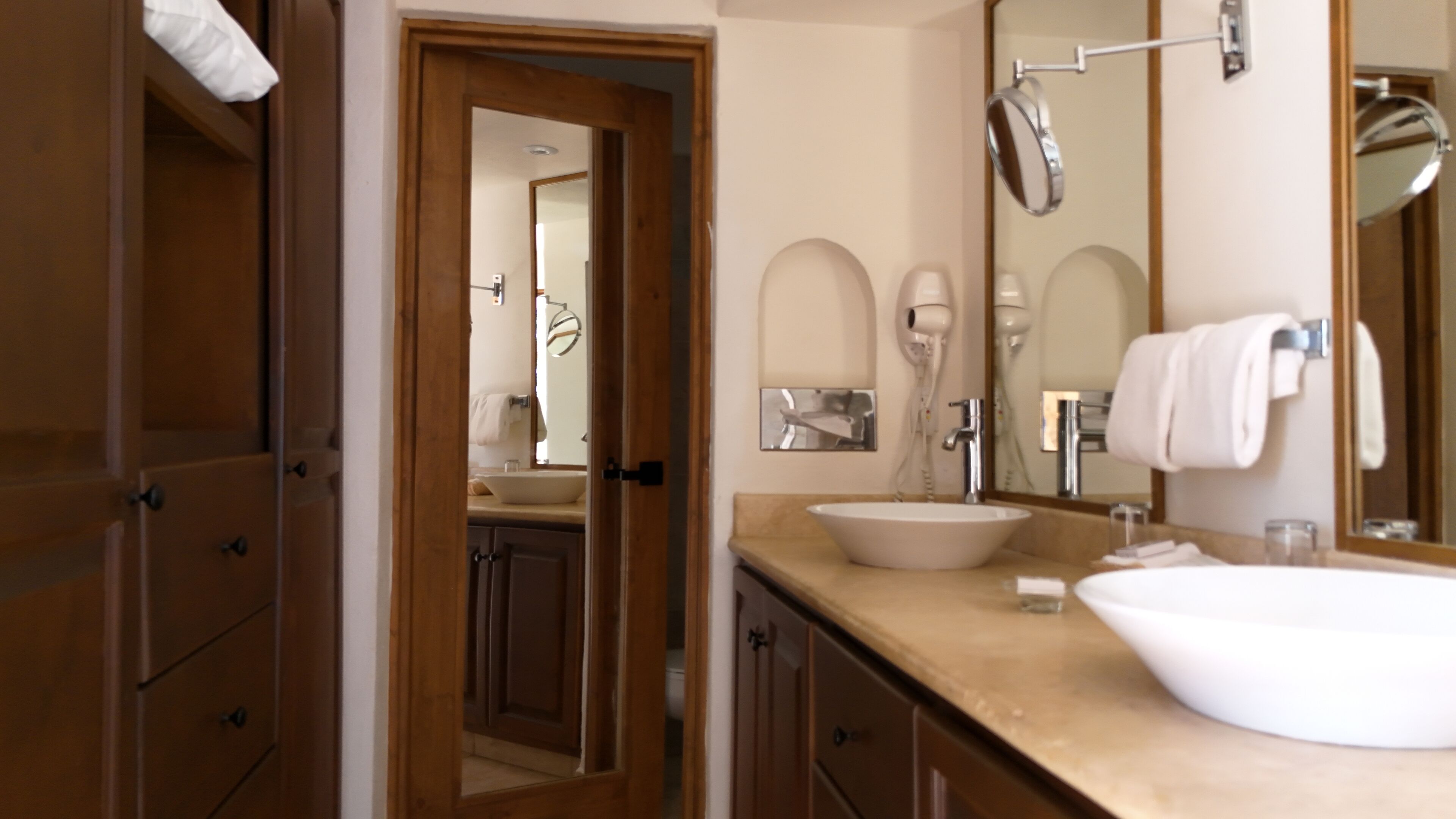 deluxe suite king | minibar, in-room safe, desk, iron/ironing board