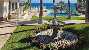 A resort with a pool, palm trees, and a view of the ocean. - Hotel Punta Pescadero Paradise (Los Barriles)