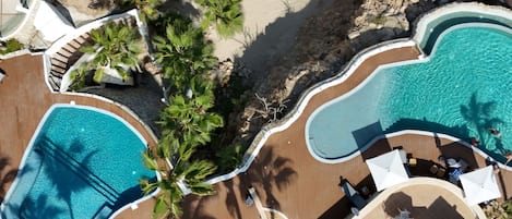 2 piscinas al aire libre, sombrillas, sillones reclinables de piscina