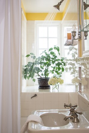 Sun and Moon Room | Bathroom | Combined shower/tub, free toiletries, hair dryer, bathrobes - Inn on Putney Road (Brattleboro)