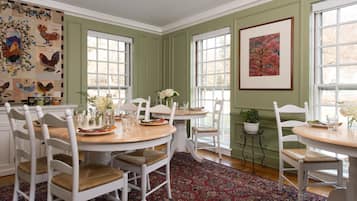 Termasuk sarapan penuh setiap hari