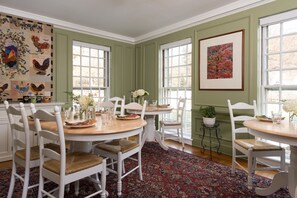 Bao gồm bữa sáng đầy đủ hàng ngày 