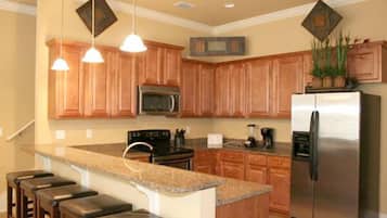 Full-size fridge, microwave, stovetop, dishwasher