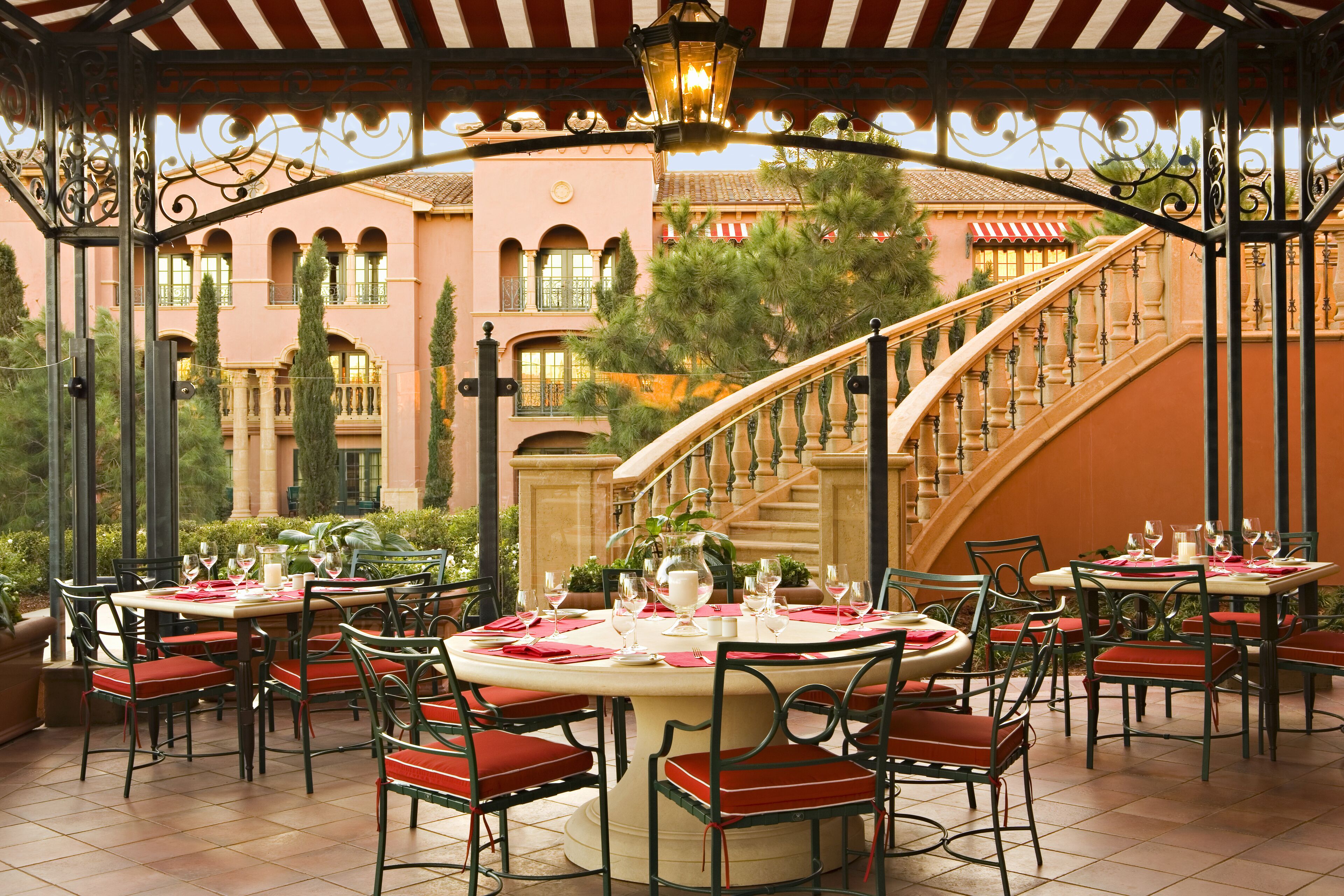 6 restaurants; breakfast, lunch, dinner and brunch served 