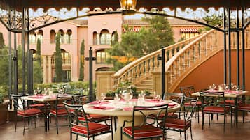 6 restaurants; breakfast, lunch, dinner and brunch served