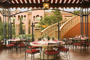 6 restaurants; breakfast, lunch, dinner, and brunch served