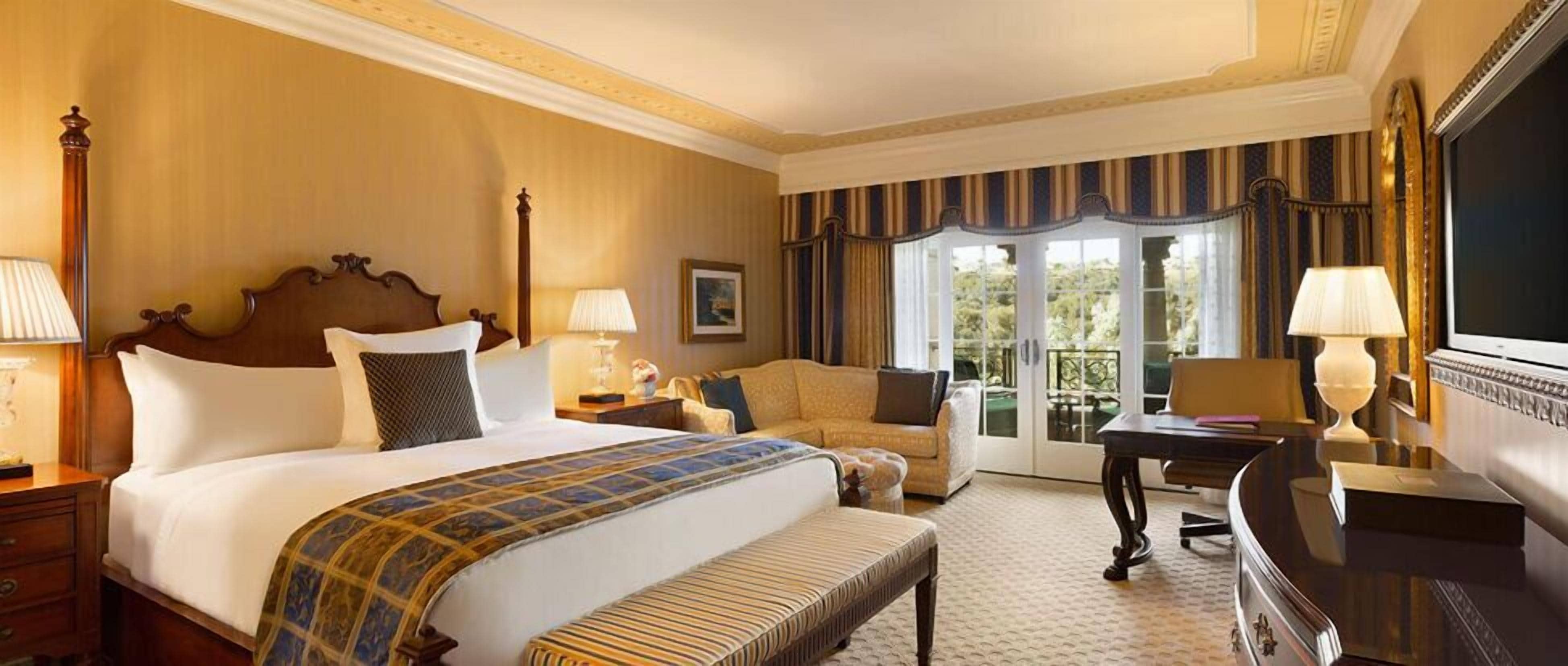 Roupas de cama premium, frigobar, cofres nos quartos, escrivaninha