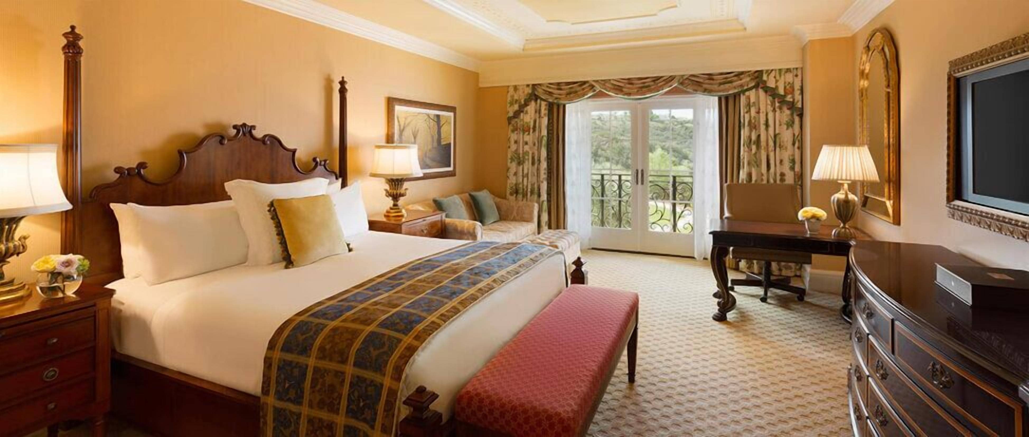 Roupas de cama premium, frigobar, cofres nos quartos, escrivaninha