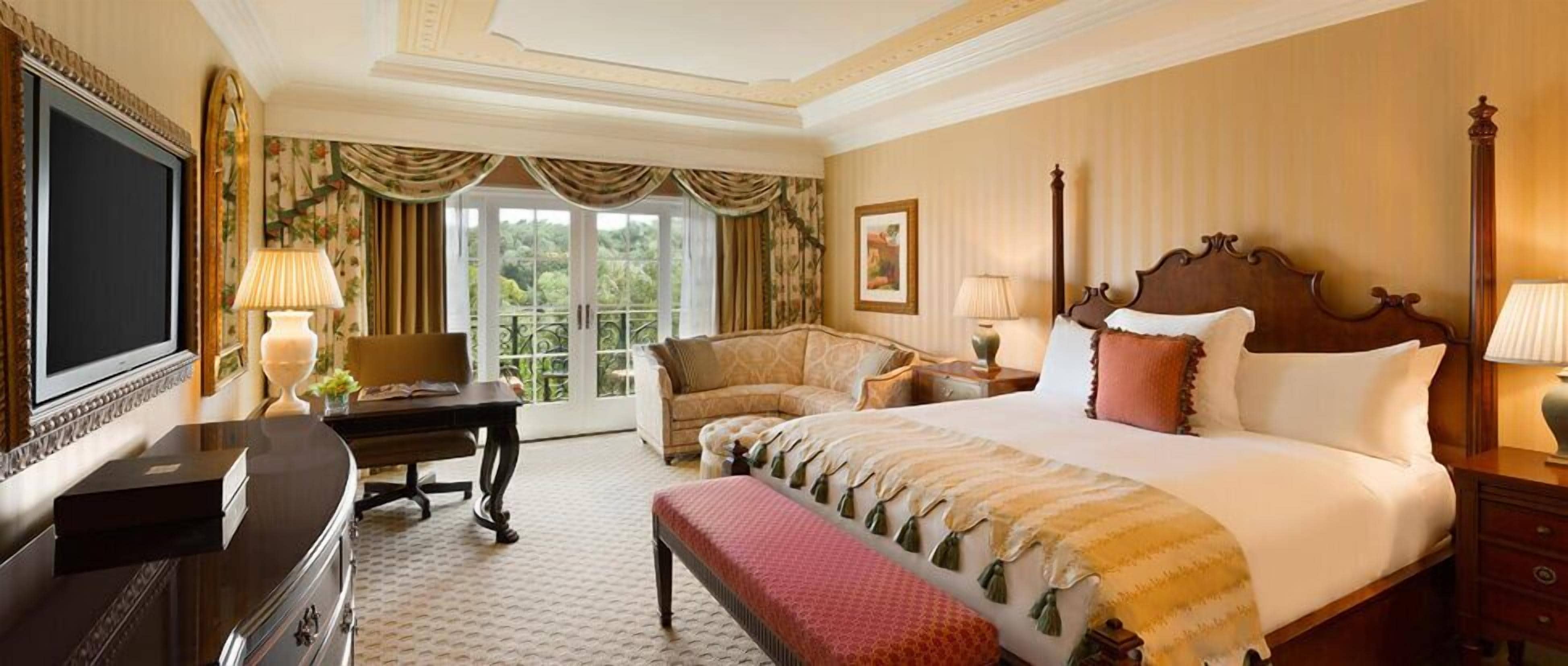 Roupas de cama premium, frigobar, cofres nos quartos, escrivaninha