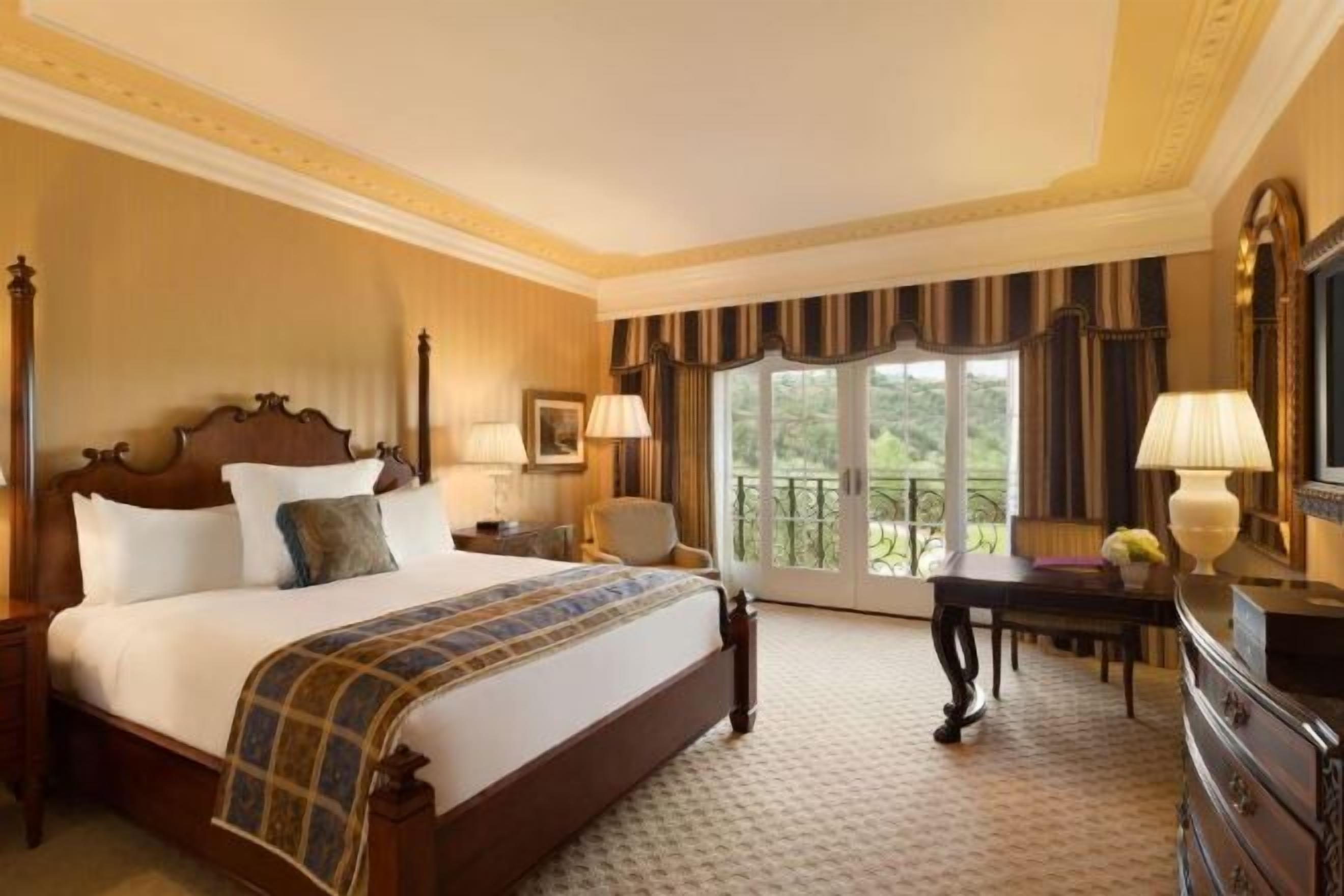 Roupas de cama premium, frigobar, cofres nos quartos, escrivaninha